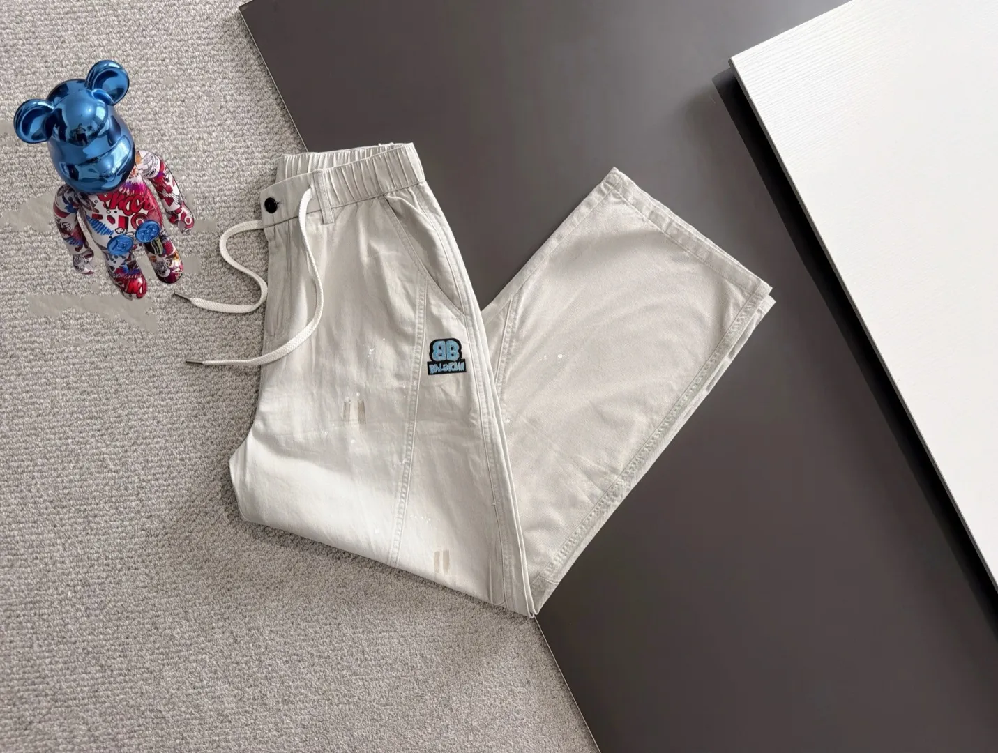 The next day shipped P195 Balenciaga 2026 summer New Arrival elastic casual pants, counter custom fabric Breathable high comfort, impeccable details, brand elements design concept, reflecting high quality. The hand feels delicate and soft! Casual cuts and awesome upper body! Sizes: S-3XL